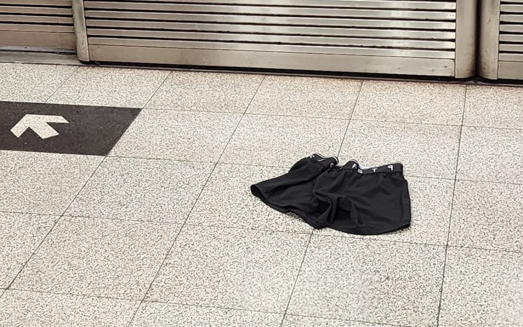 孖煙囪躺平港鐵月台上。網上截圖