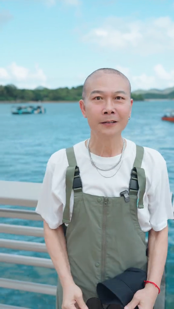 錢小豪的光頭刮不淨，展現不規則髮線。