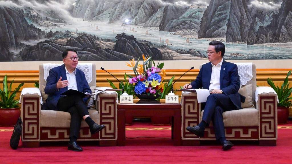 陳國基（左）今日上午到訪深圳，與深圳市市長覃偉中（右）會面，就進一步加強香港與內地口岸部門的溝通協調交換意見。政府新聞處