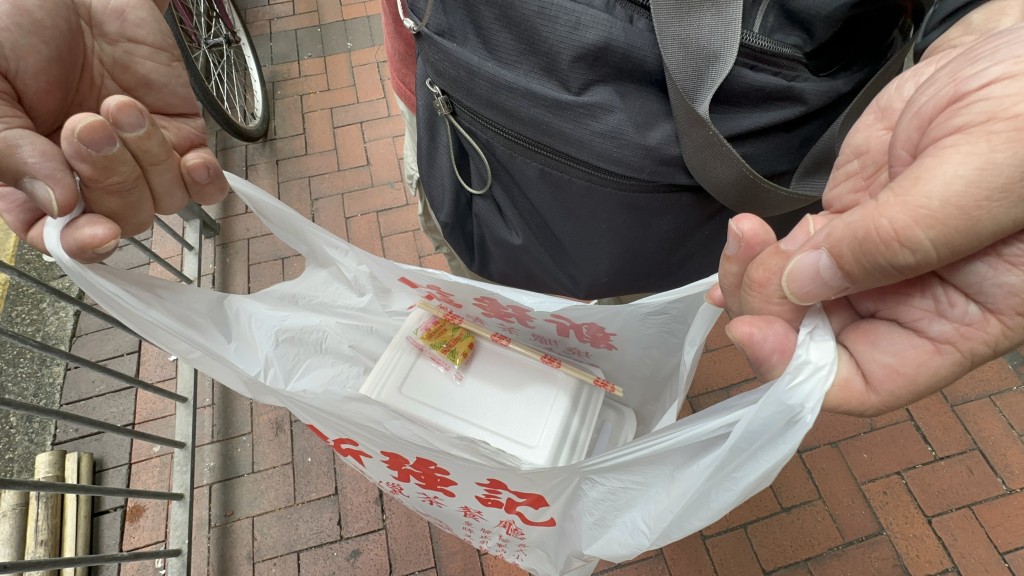 市民黃先生到燒臘店買燒味，店方今日仍然提供發泡膠飯盒。