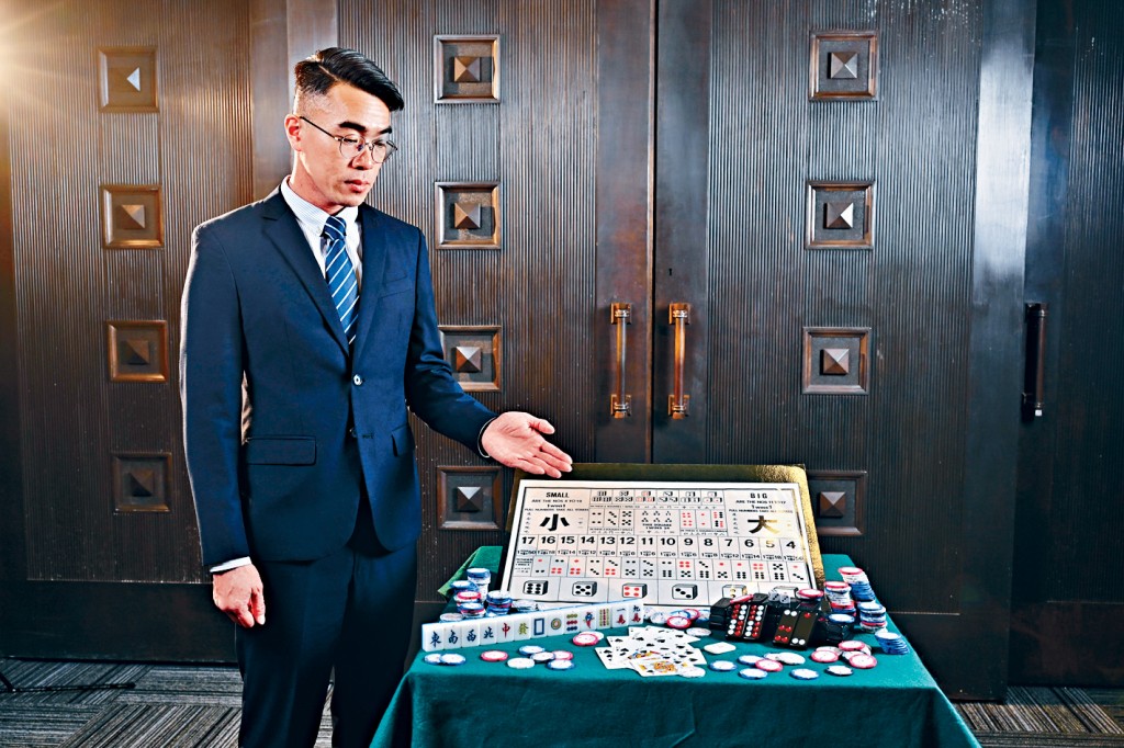「賭博專家」何家健警長表示,小組成員均非常熟悉各類賭博的玩法,以及賭徒的慣用術語和出千手法等, 有效協助前線部門打擊非法賭博活動。