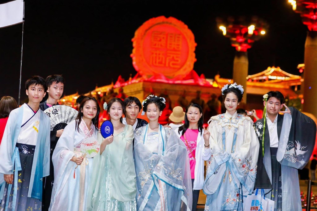團員在西安大唐不夜城穿上漢服,感受大唐盛世的古韻風采,傳承中國歷史文化。 團員在西安大唐不夜城穿上漢服,感受大唐盛世的古韻風采,傳承中國歷史文化。