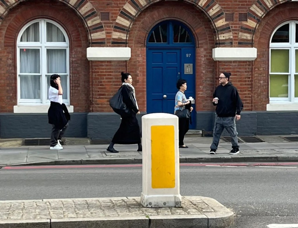 该网民还在波罗市场（Borough Market）附近撞到邱淑贞（左二）一家。