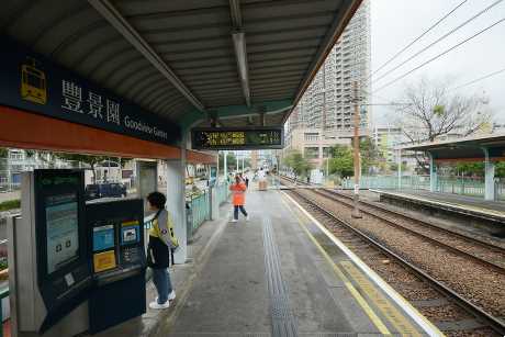 屋苑鄰近輕鐵景豐園站，出入方便。