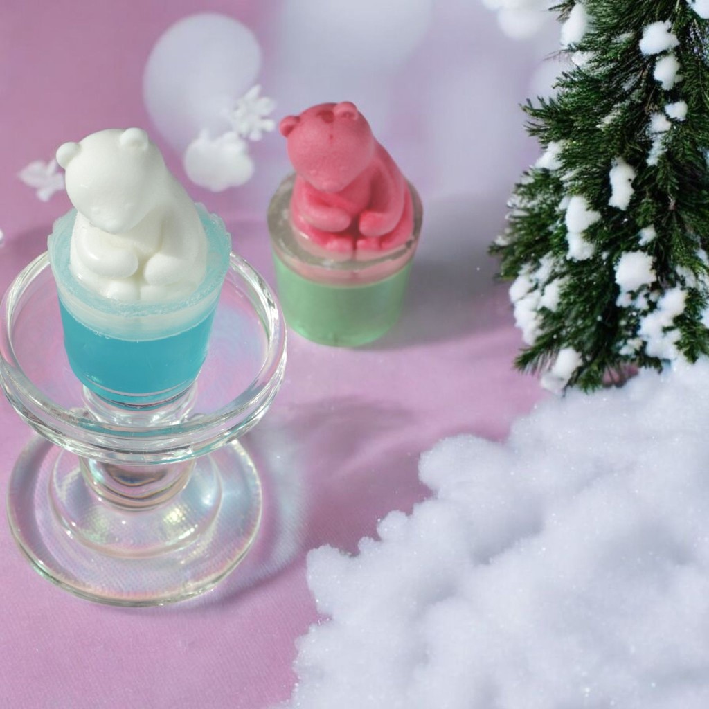 北極熊手工皂造型逗趣,小朋友可學習把液體皂基調色、加香味, 最後倒入模具,訓練藝術眼光、五感,提升專注力。(圖片來源:受訪者提供) 北極熊手工皂造型逗趣,小朋友可學習把液體皂基調色、加香味, 最後倒入模具,訓練藝術眼光、五感,提升專注力。(圖片來源:受訪者提供)