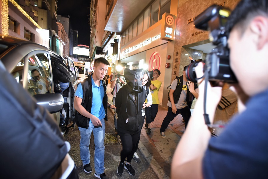 警方在金巴利道的行動中,拘捕一男一女及起出電腦等證物。