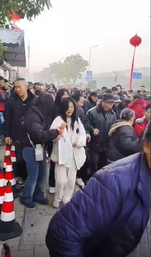 各地跟风办杀猪宴，但参加人数太多，导致抢食争位打交等混乱。抖音