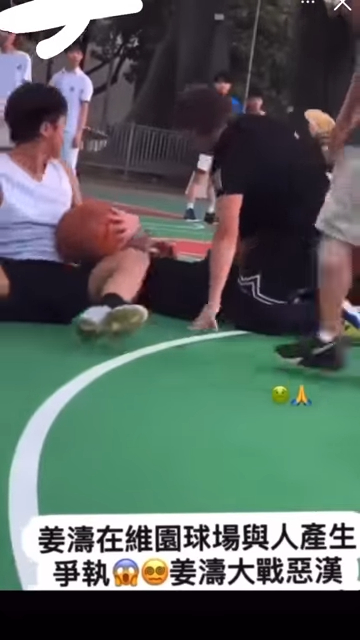 被指是姜濤的男仔企起身。