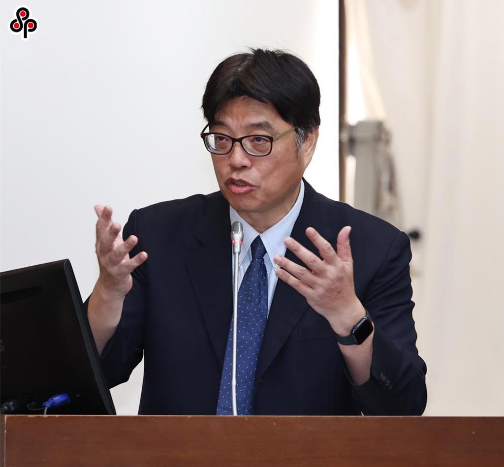 邱垂正接到通知的陸配要在限期前補交文件。中時 邱垂正接到通知的陸配要在限期前補交文件。中時