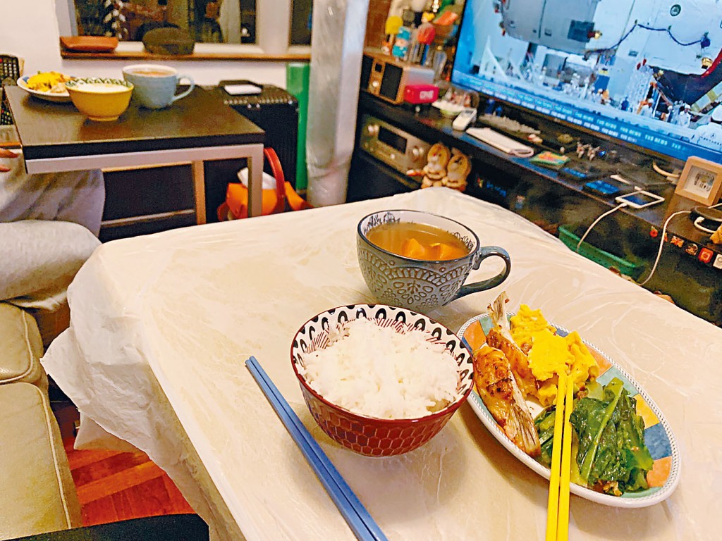 初步確診的陳小姐,現時正居家隔離,用餐時會分枱食飯。