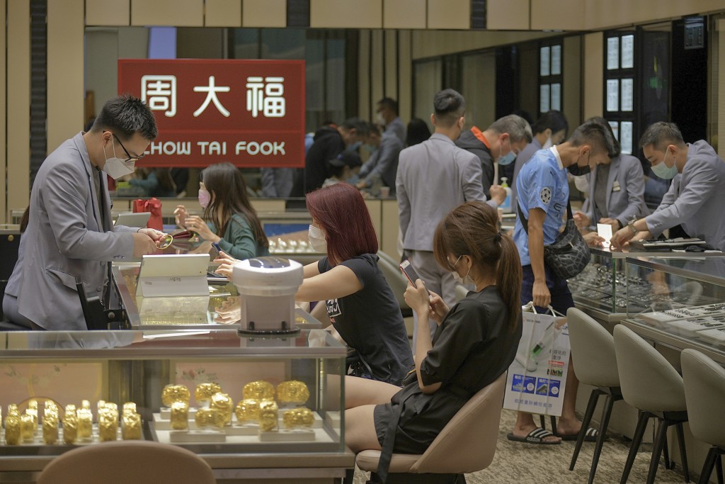 珠寶行業方面，基本上大部份龍頭公司都着重加強內地網點，當中內地網點舖得最全面的是周大福。資料圖片