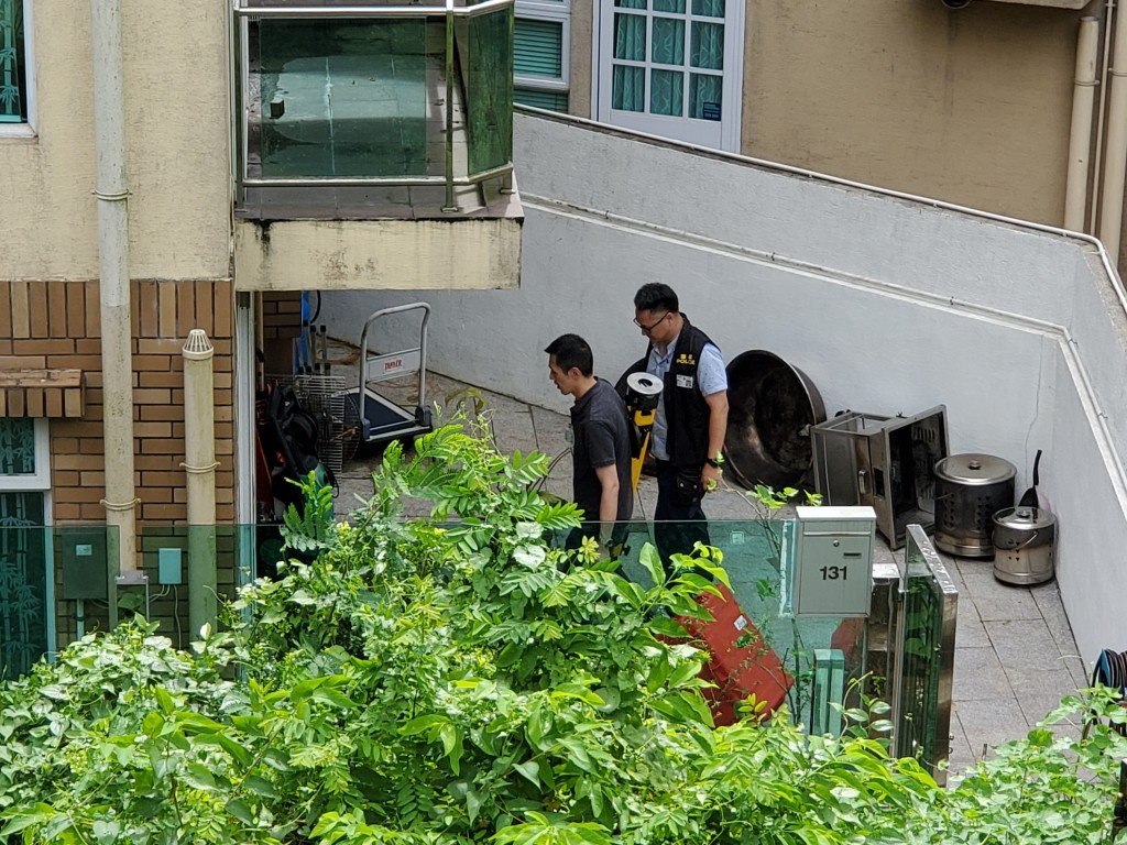 案发后警方在现场调查。资料图片