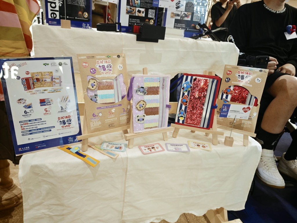 现场亦发售多款与本地设计师及社福机构合作的手作品