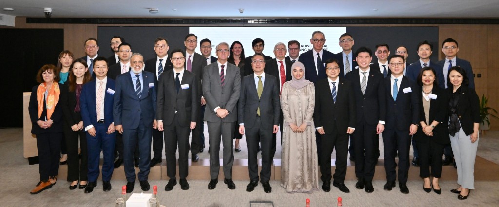 林定國、迪拜國際金融中心管理局首席法務官（前排左六）和代表團合照。