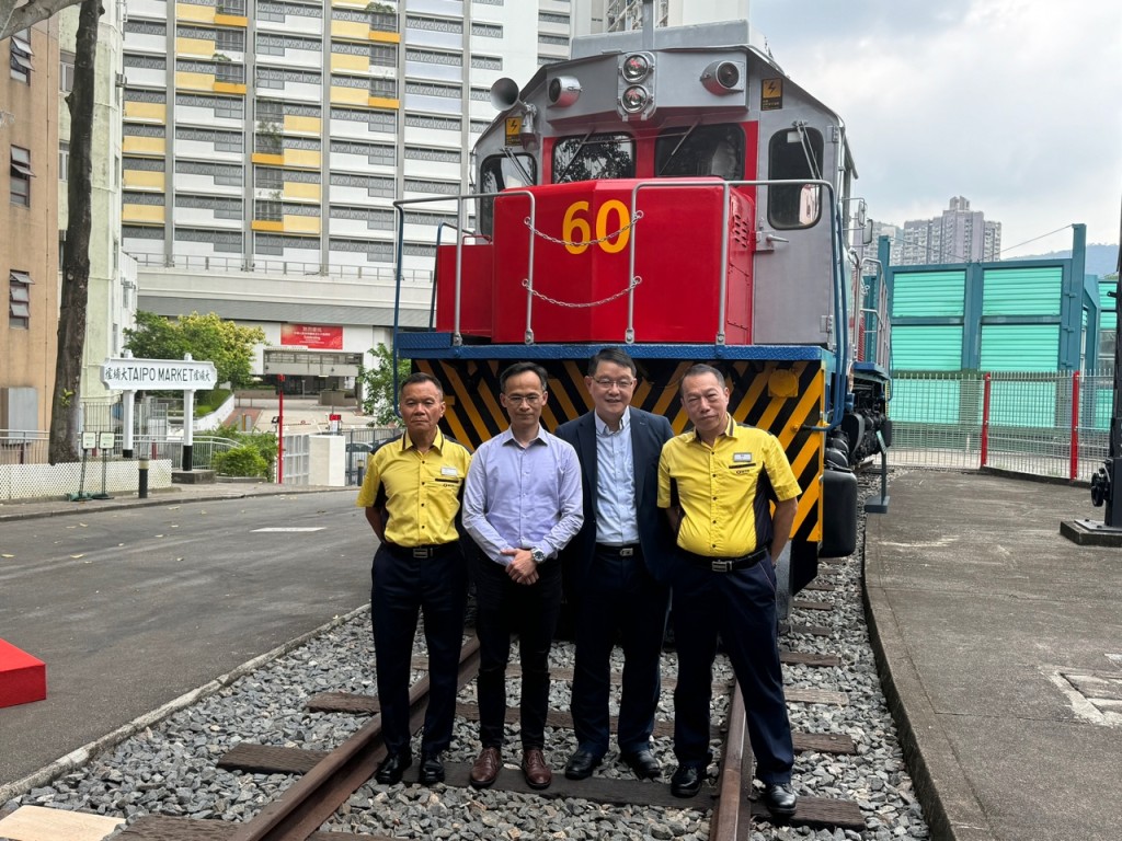 两位服务东铁綫接近40年的资深车长高德添（左一）、张信泉（左四），分享各自「乔沛德号」的幕后故事。谢宗英摄