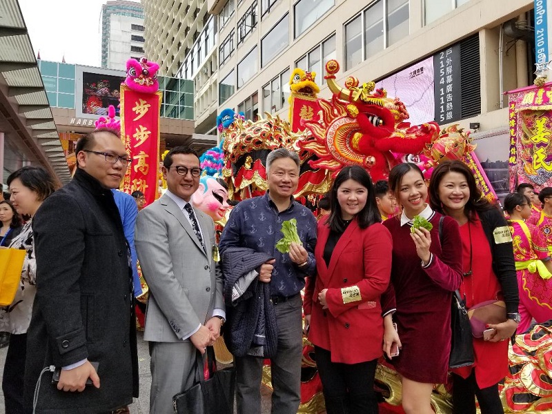 太子珠寶鐘錶集團主席鄧鉅明(左三)透露,年初一至初四的生意額較去年同期升超過一成。