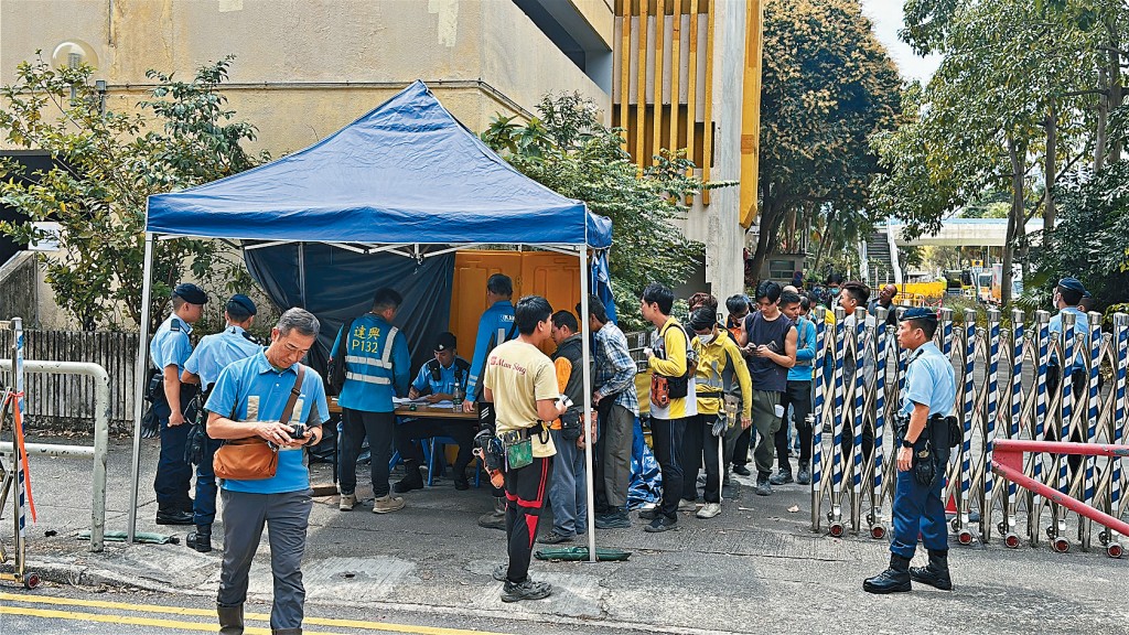 宏福苑发生窃案后，警方设立警岗登记工人资料。