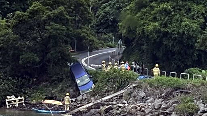 私家車路險跌落海中。fb:車cam L(香港群組)