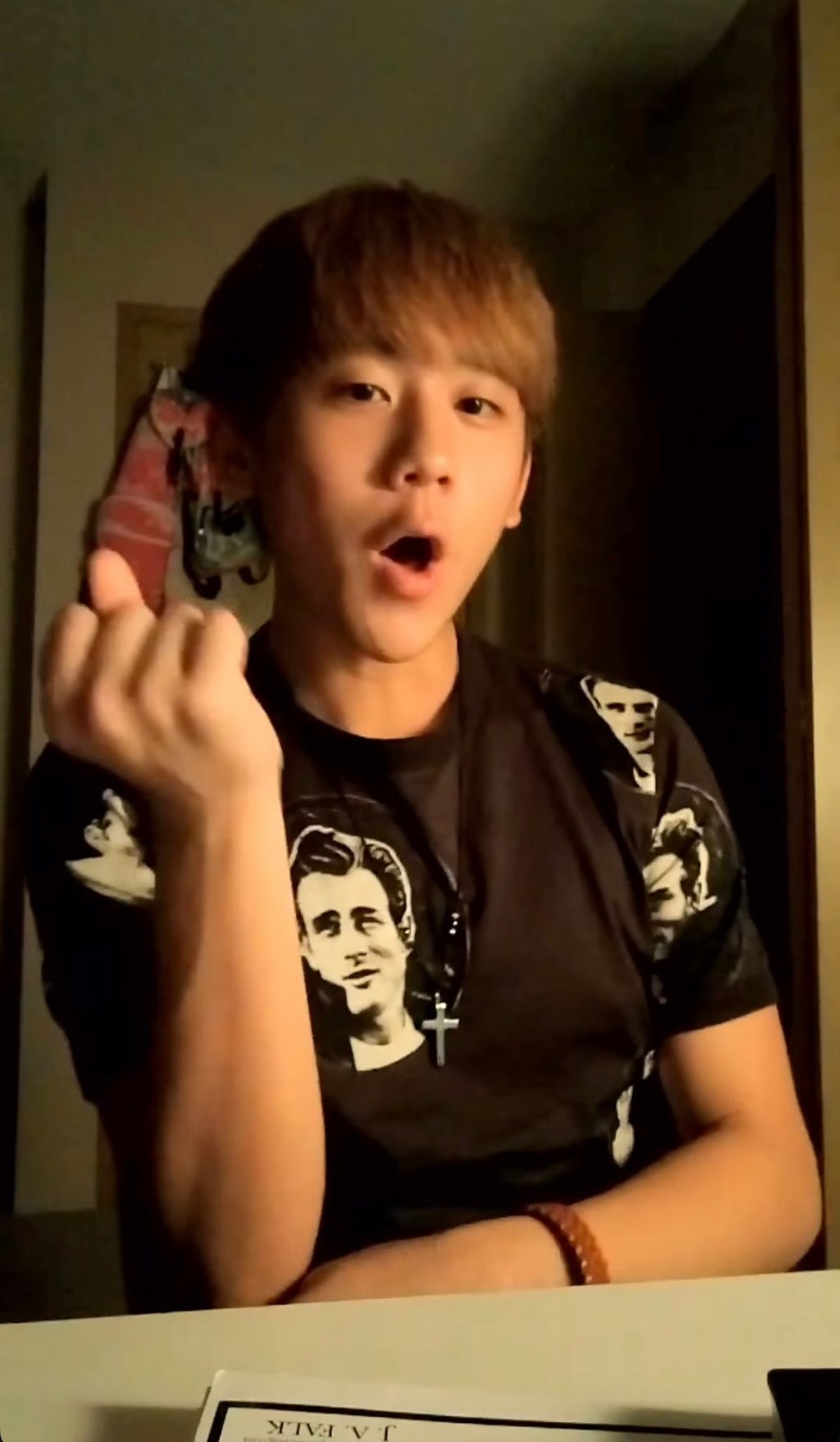 另外有一條在舊居睡房的自拍片，姜濤素顏上陣跟着音樂做口形唱歌。