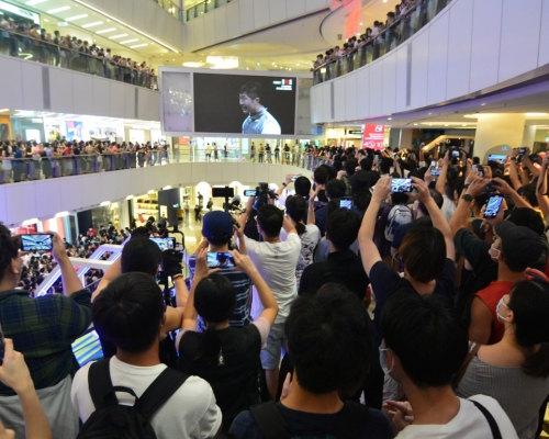 數百名市民到觀塘APM商場欣賞直播。資料圖片
