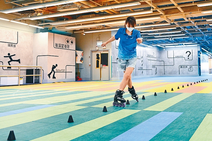 校內設有五十米長的無柱滾軸溜冰練習空間。