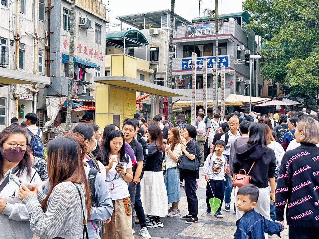 大批市民和旅客前往長洲度假,當地飲食業和零售業皆生意旺。