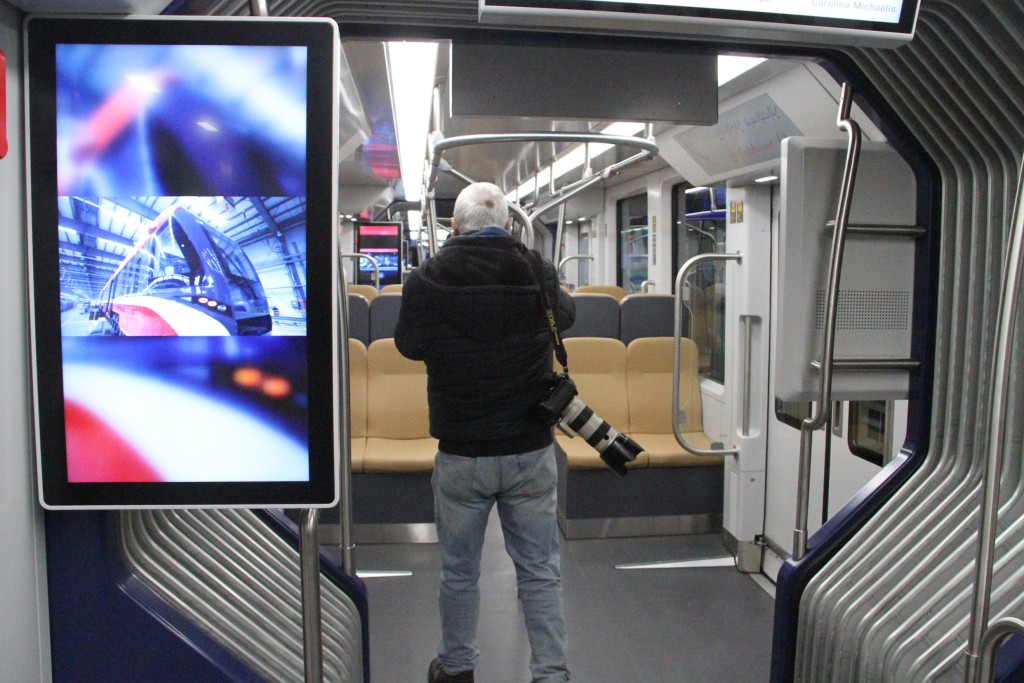 在葡萄牙波尔图市中心的特林达德地铁站内，一名记者拍摄列车内部。 新在葡萄牙波尔图市中心的特林达德地铁站内，一名记者拍摄列车内部。 新