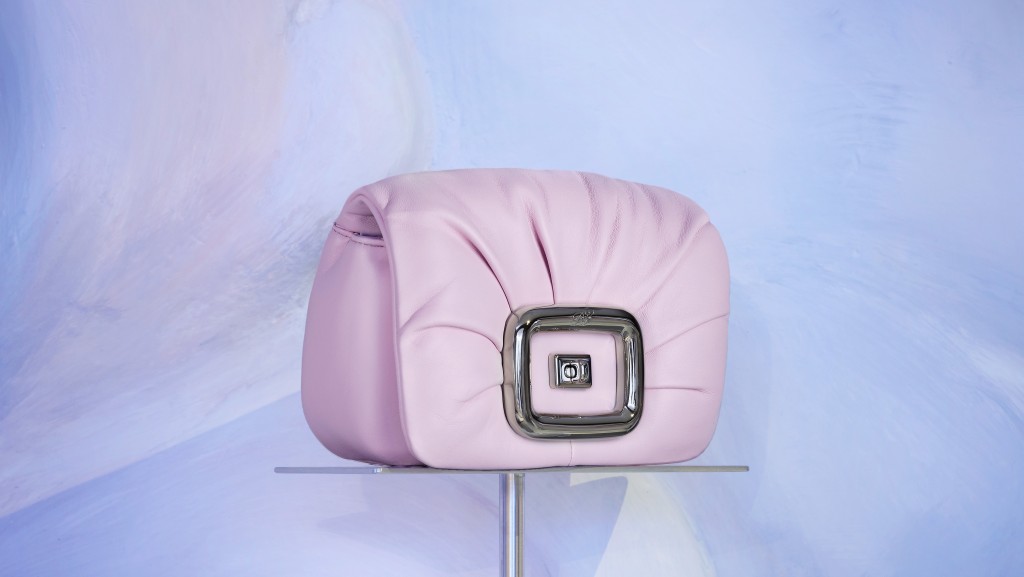 春夏系列中的Viv' Choc手袋，換上一系列粉嫩調子皮革，如糖果粉紅色，帶來甜蜜夢幻感覺。（$8,900/Roger Vivier）