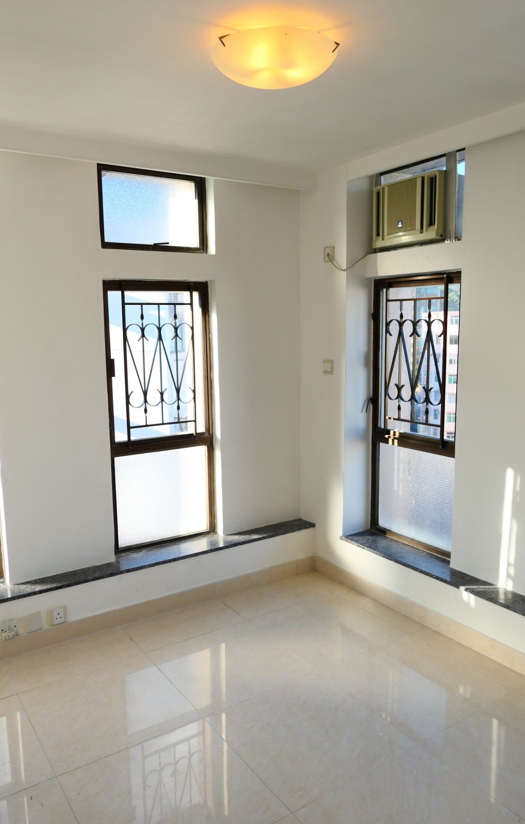 單位設有3房，主人套房備有雙邊窗。