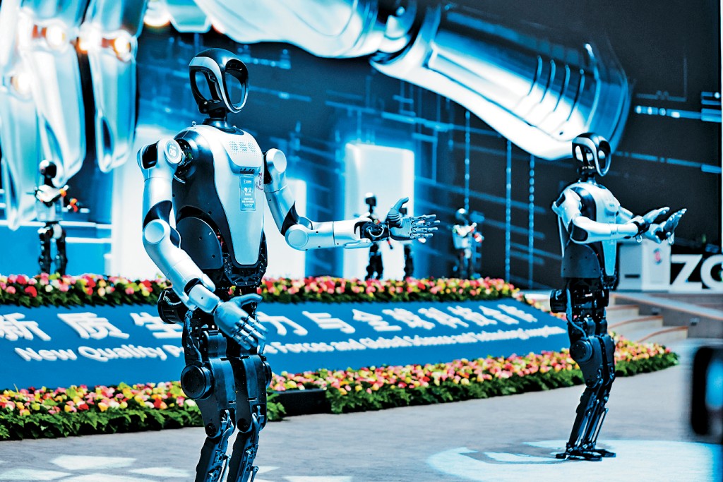 中國的機械人充當會議場地志願者。