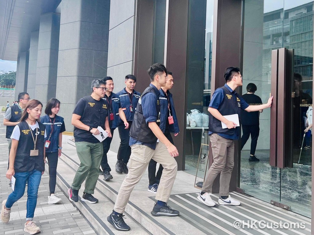 香港海關與旅監局人員展開聯合巡查，於尖沙咀、土瓜灣及紅磡等多個旅客熱門購物點，向旅監局旗下已註冊的商店推廣合規經營原則，並提醒商戶須遵守《商品說明條例》規定。海關fb