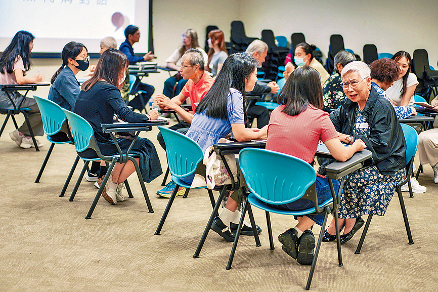 「老薑大使」在香港城市大學中文及歷史學系的課堂上說故事。