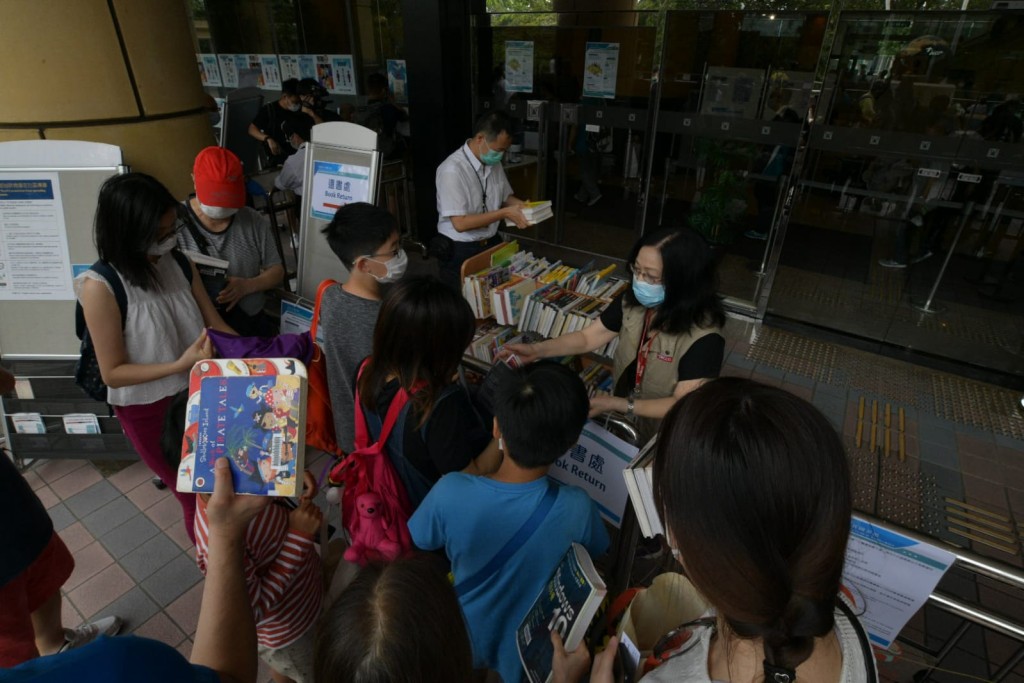 中央圖書館及6間主要圖書館局部重開。
