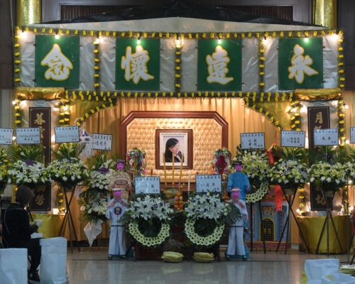 靈堂放有多個花牌。黃文威攝 