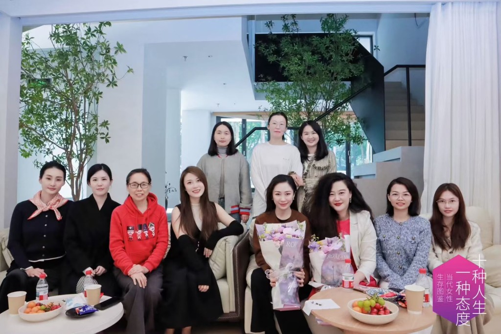 最後,她寄語低谷中的女性,「低谷不是終點,它是幫你重新選擇方向的起點」。 最後,她寄語低谷中的女性,「低谷不是終點,它是幫你重新選擇方向的起點」。