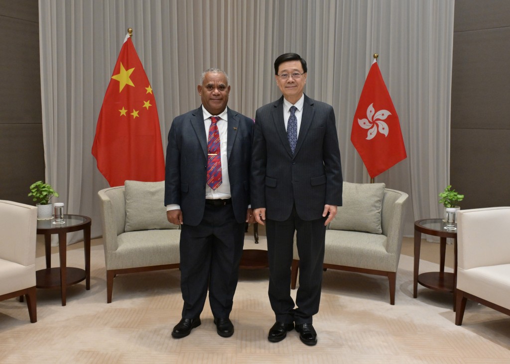 行政長官李家超(右)與瓦努阿圖總理喬撒姆.納帕特(左)會面。 行政長官李家超(右)與瓦努阿圖總理喬撒姆.納帕特(左)會面。