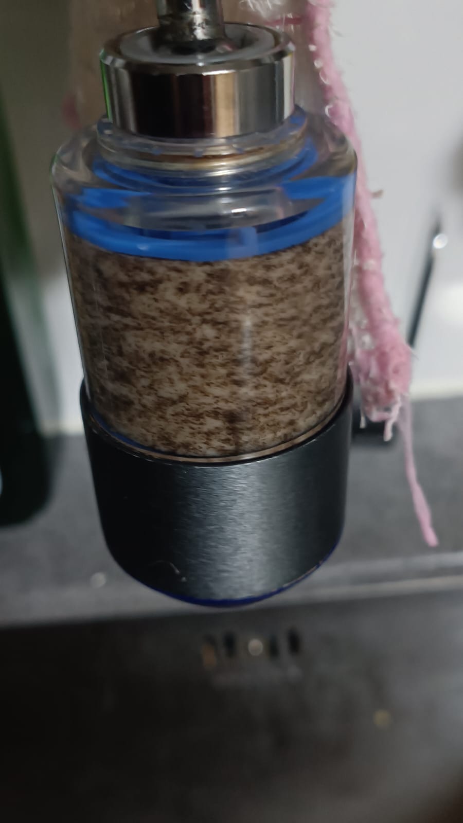 馬鞍山錦駿苑食水出現黑色沉積物。讀者提供圖片