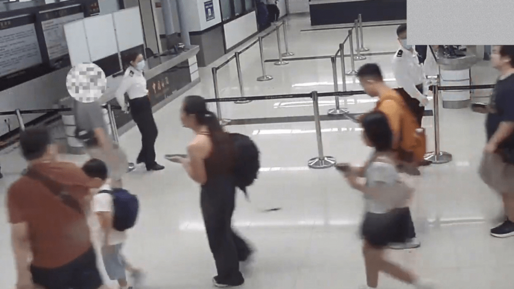 該名男子行走時目光直視、眼神緊張,步姿極不自然。海關發佈 該名男子行走時目光直視、眼神緊張,步姿極不自然。海關發佈