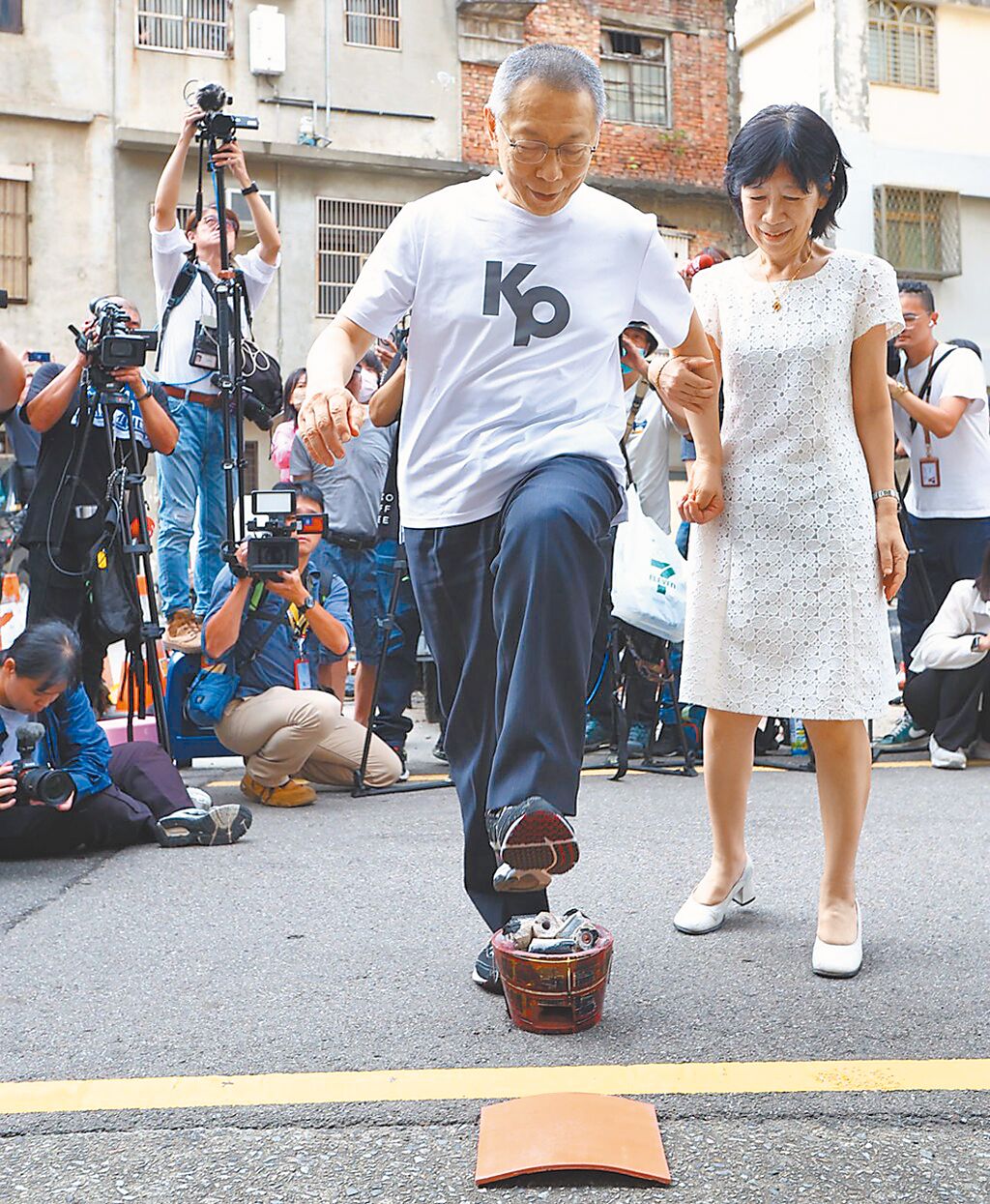 柯文哲獲准保釋後,跨過火盤回家。中時 柯文哲獲准保釋後,跨過火盤回家。中時