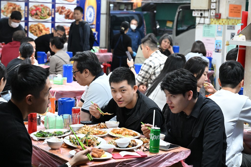 近年本港市道低迷,多間知名餐廳或餅店相繼結業。資料圖片 近年本港市道低迷,多間知名餐廳或餅店相繼結業。資料圖片