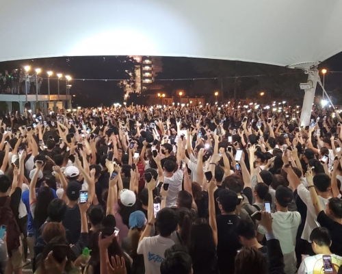 黃大仙數百人合唱網民創作的反修例歌曲《願榮光歸香港》