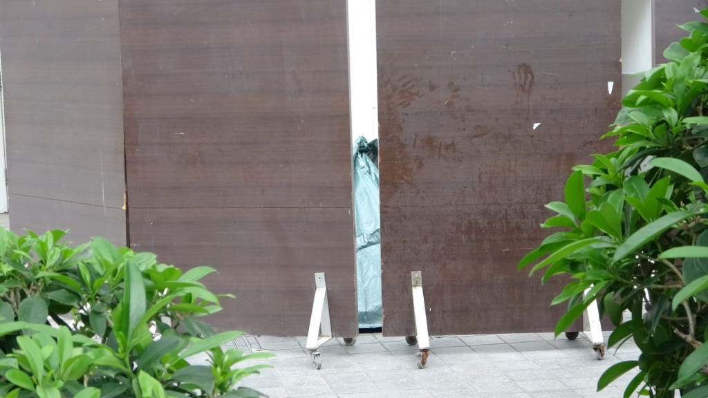 警方以帳篷遮蓋死者遺體。