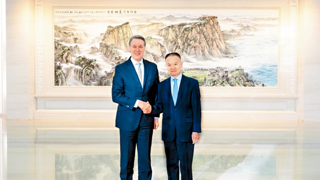 中聯部部長劉海星（右）會晤美國駐華大使龐德偉（左）。