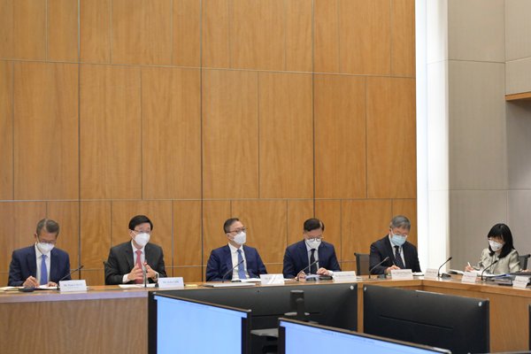 李家超（左二）7月27日召開本屆政府首次抗疫督導委員會會議。資料圖片