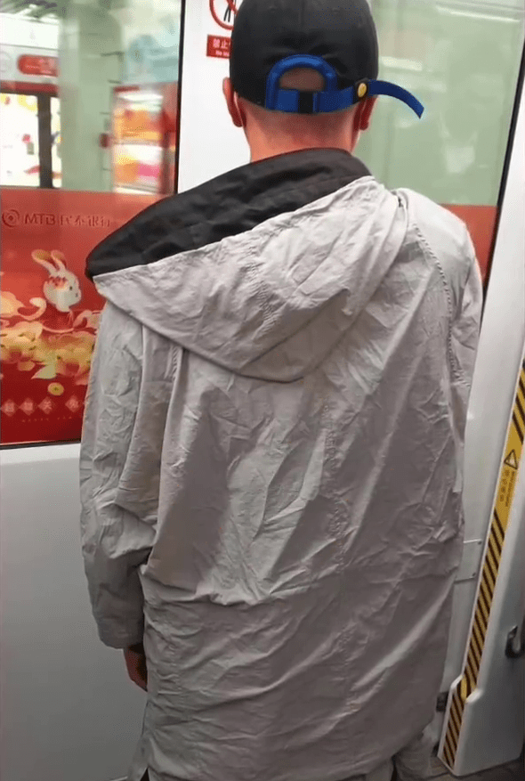 网民爆料杭州地铁车厢内有男子除裤猥亵女孩。