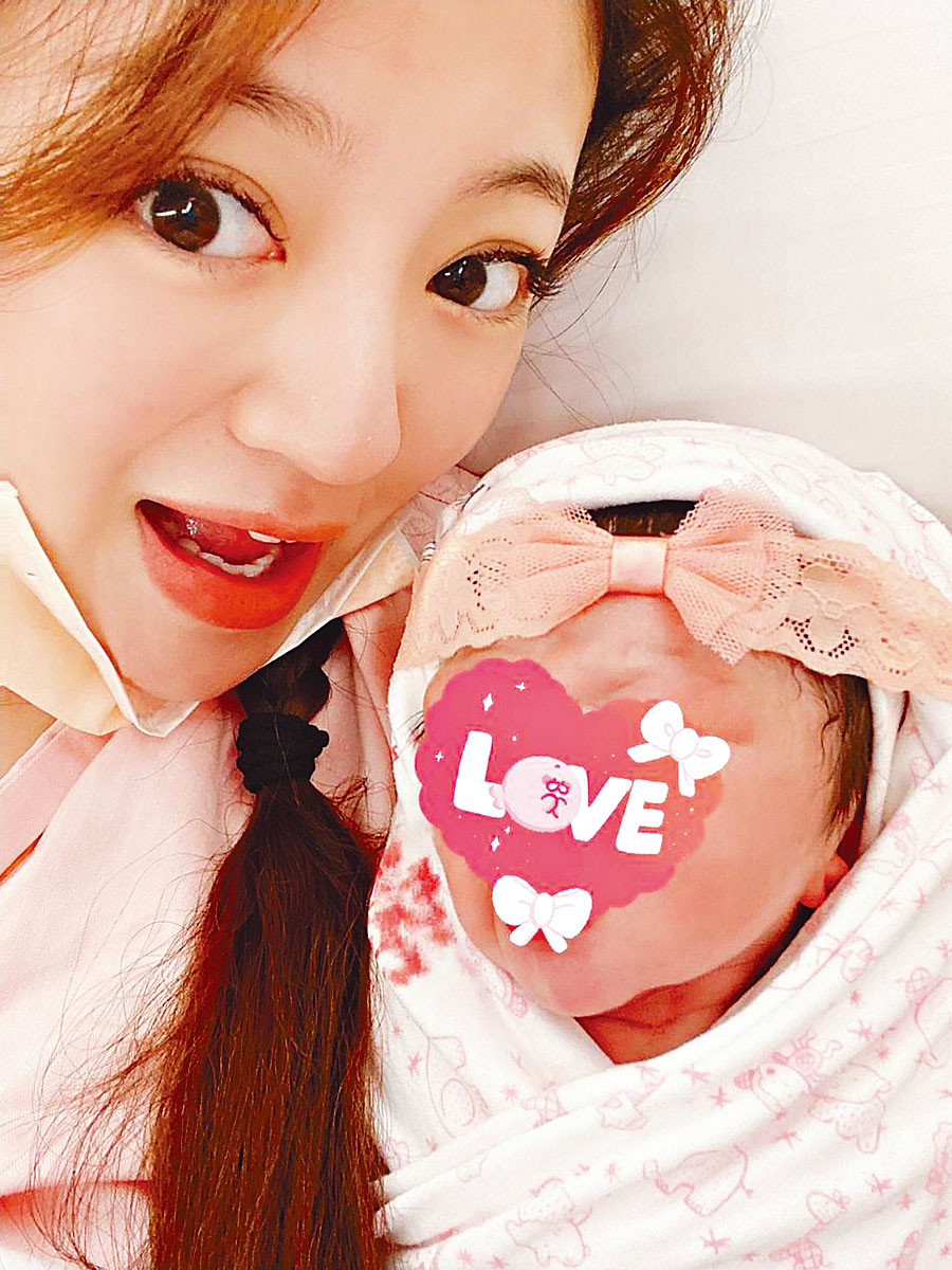 安以轩赞囡囡比她更好看。