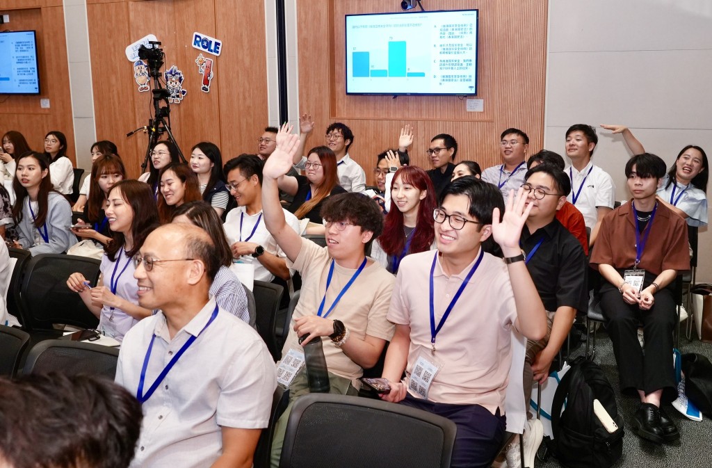 有學員反映現實挑戰,例如學生對社會現象不滿或對制度產生懷疑時應如何應對。林定國FB圖片 有學員反映現實挑戰,例如學生對社會現象不滿或對制度產生懷疑時應如何應對。林定國FB圖片