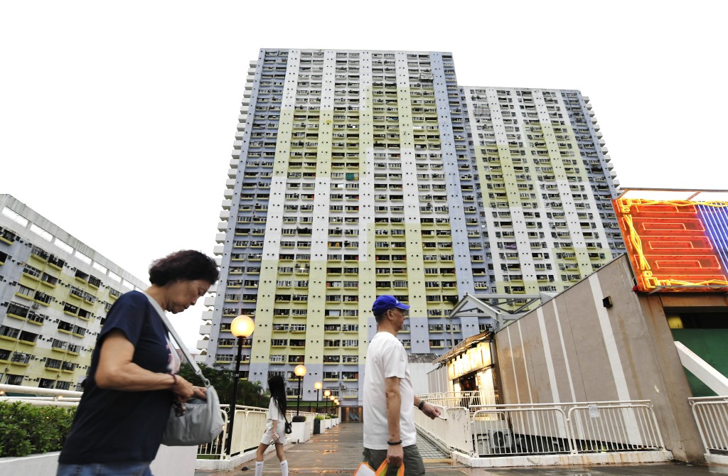 調整後，房協甲類及乙類出租屋邨租戶將會分別每月平均多繳約73元及200元租金。
