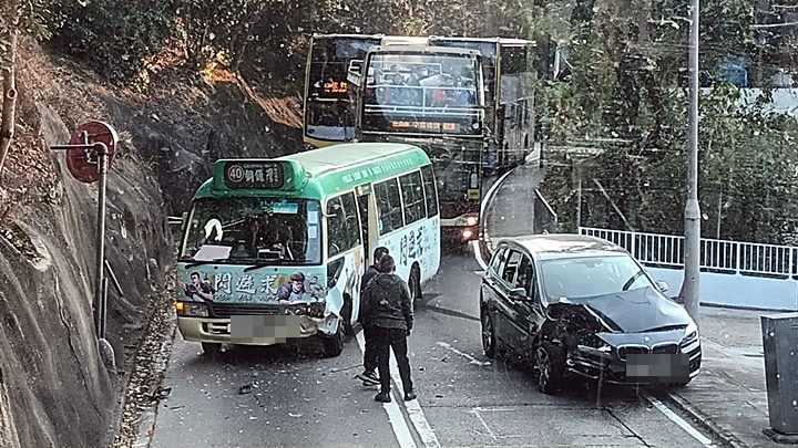 小巴與私家車相撞。網圖