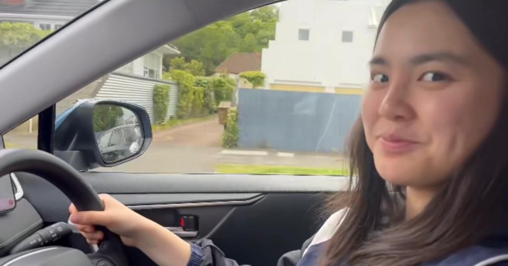 已18歲的姚焯菲考獲車牌。 已18歲的姚焯菲考獲車牌。